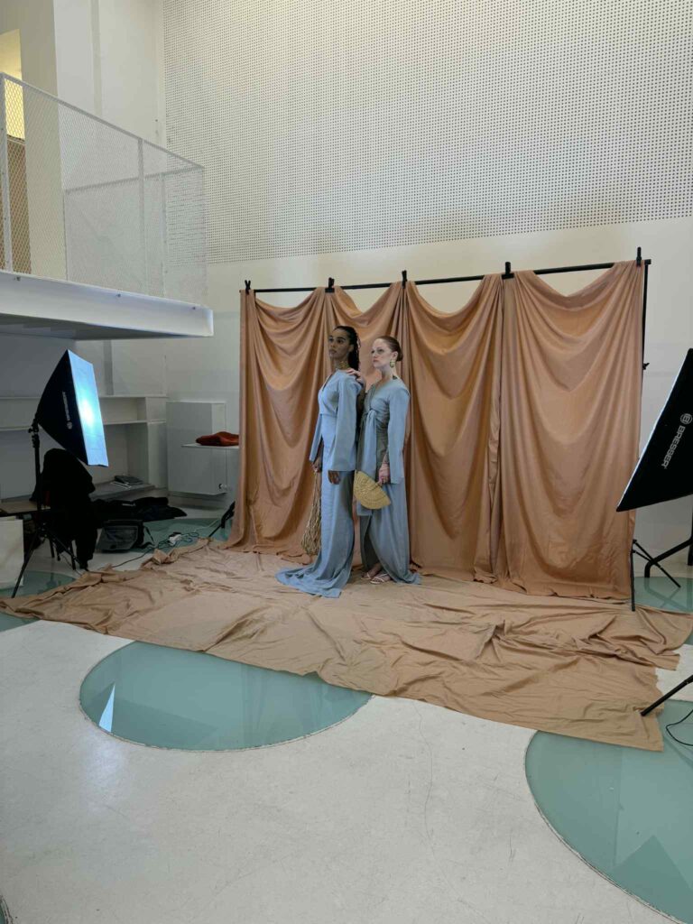 Fotoshoot met 2 modellen op de set